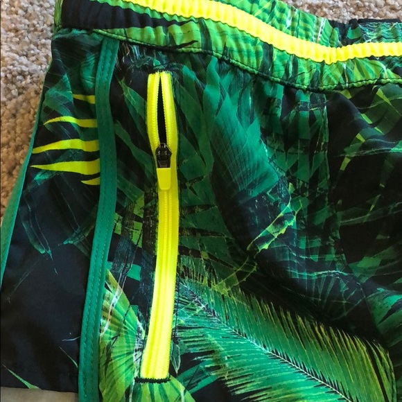 Fabletics green tropical Shorts - Picture 3 of 3